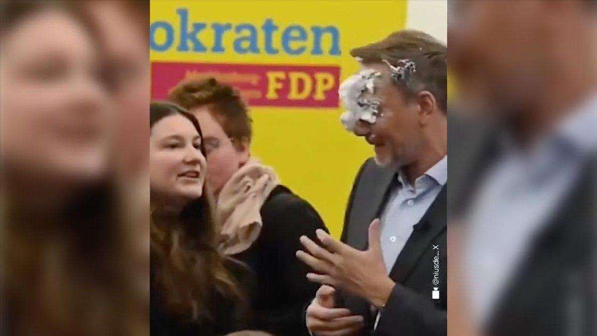 Pripadnica njemačke „Mlade ljevice“ pjenastom „tortom“ napala Christiana Lindnera / Foto: Anadolu