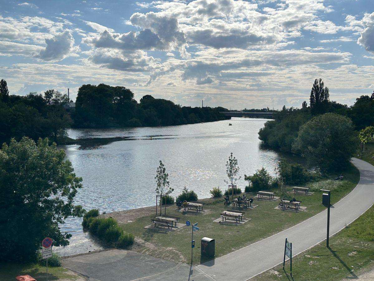 PONOVNO KRVOPROLIĆE U NJEMAČKOJ - AFGANISTANAC UHIĆEN (28): U parku u centru Aschaffenburga ubijene dvije osobe od kojih je jedno dijete (2) Pogled na park uz rijeku Majnu u Aschaffenburgu / Foto: Fenix (SIM)