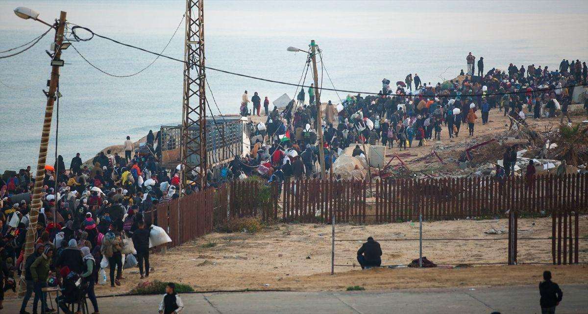POVRATAK U PUSTOŠ: Više od 300.000 raseljenih Palestinaca vraća se u sjeverni pojas Gaze Povratak Palestinaca na sjever Gaze / Foto: Anadolu