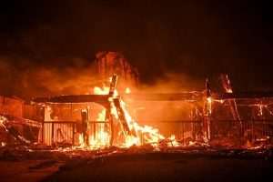 PAKAO NA ZEMLJI: Evakuiraju i stanovnike Hollywooda, poginulo najmanje 5 osoba, mnogi ozlijeđeni, a više tisuća kuća uništeno u požarima u Los Angelesu Požar u Los Angelesu / Foto: Anadolu