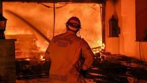 PAKAO NA ZEMLJI: Evakuiraju i stanovnike Hollywooda, poginulo najmanje 5 osoba, mnogi ozlijeđeni, a više tisuća kuća uništeno u požarima u Los Angelesu Požar u Los Angelesu / Foto: Anadolu