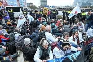 (FOTO) AMSTERDAM: Uhićeno 190 prosvjednika tijekom blokade na autocesti