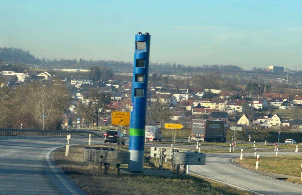 NA NJEMAČKIM CESTAMA SU OD 2018.GODINE: Zbunjuju vozače koji naglo koče zbog straha od kazne Plavi stup u Njemačkoj / Foto: Fenix (DP)