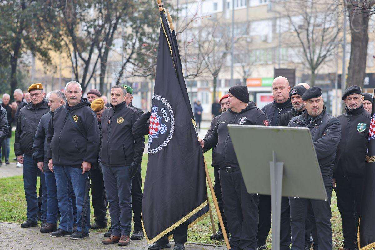 Počast poginulim hrvatskim braniteljima odaju pripadnici HOS-a / Foto: Hina