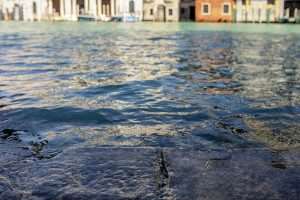 TURISTIMA NE SMETA: Visoka plima uzrokovala je poplave ulica u Veneciji