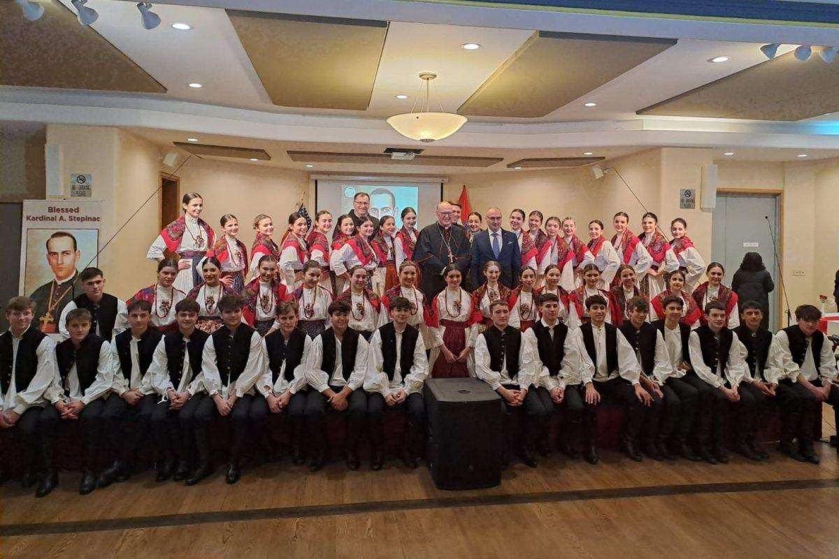 Njujorški nadbiskup kardinal Timothy Dolan i ministar Gordan Grlić Radman sa članovima hrvatske zajednice u New Yorku / Foto: MVEP