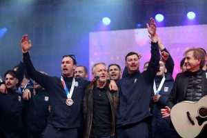 Marko Perković Thompson s rukometašima na pozornici/ Foto: Hina