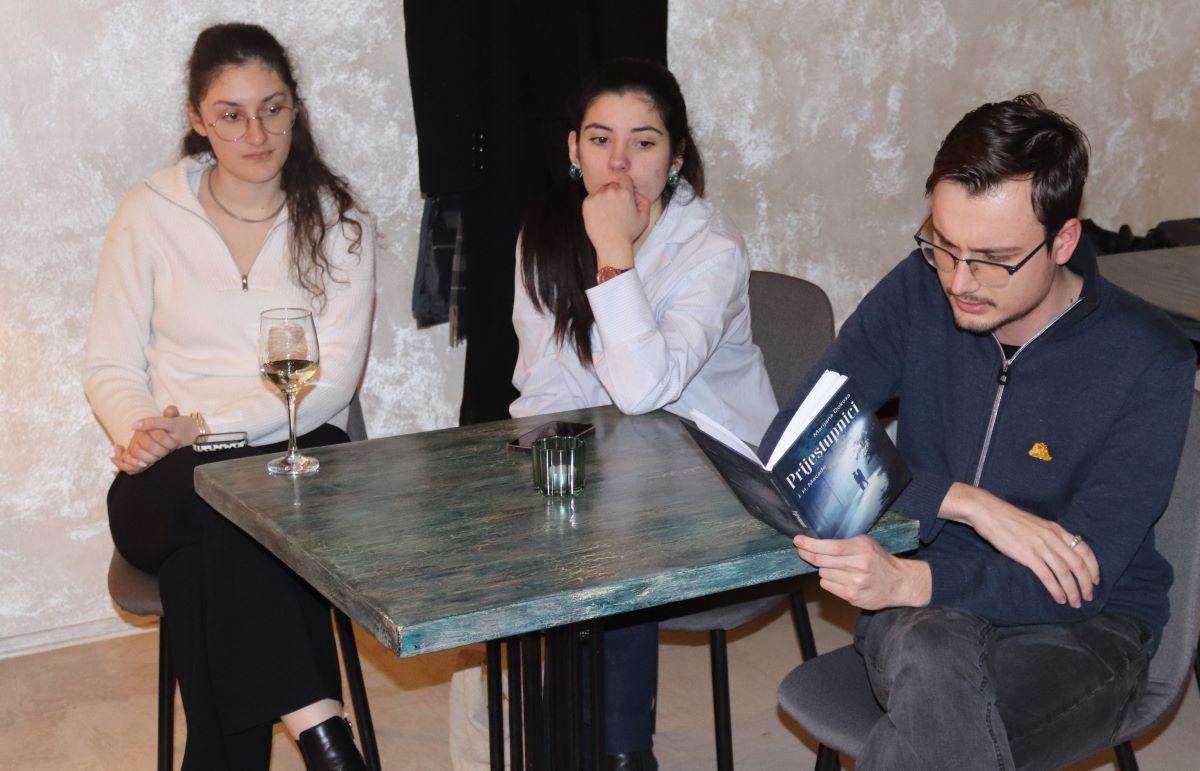 "NJEGOVA ŽENA" I "PRIJESTUPNICI" U PRAGU: Marijana Dokoza otkrila o kakvoj istini joj je bilo najteže pisati Pjesme je iz publike čitao mladi pjesnik Muris Sladić / Foto: Fenix (Zuzana Hubinková)
