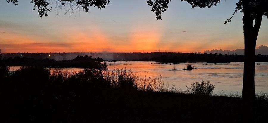 turistička atrakcija zalaz sunca na rijeci Zambezi