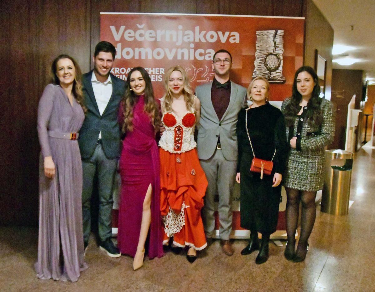 „VEČERNJAKOVA DOMOVNICA“ NEMA GRANICA- Dobitnici poručuju: Gdje god stignemo, pričamo o našoj Hrvatskoj!