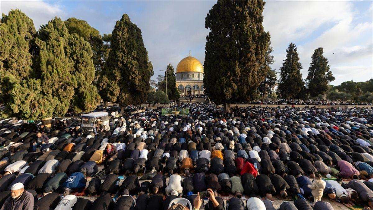 Tisuće muslimanskih vjernika okupilo se na bajram-namazu u džamiji Al-Aksa u Jerusalemu / Foto: Anadolu