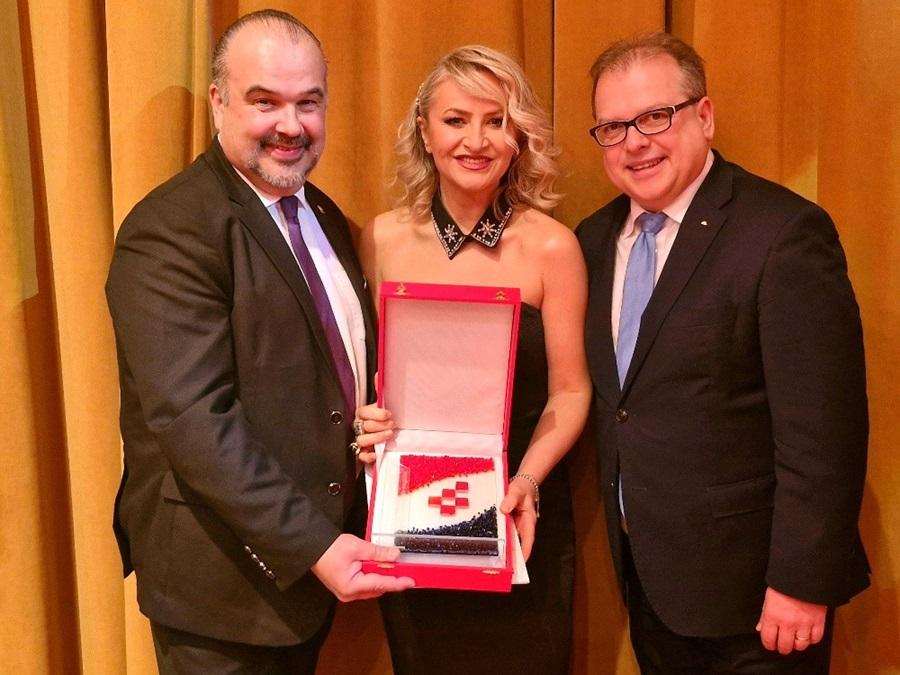 ONA JE NAJUSPJEŠNIJA GLAZBENICA HRVATSKOG ISELJENIŠTVA U 2024.: "Večernjakova domovnica mi je dala vjetar u leđa, ta nagrada je veliko priznanje i velika čast" Christiana Uikiza(sredina), veleposlanik Daniel Glunčić (lijevo) i Holger Reiter(desno)/ Foto: Fenix (Snježana Herek)