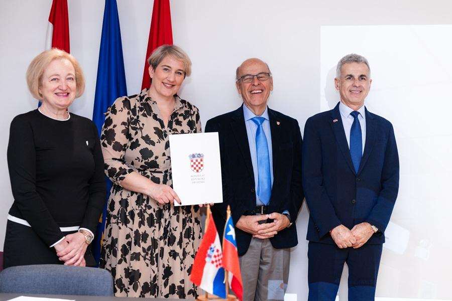 KRUG SE ZATVORIO: Povratak Ivana Bonačića Sarga u Milnu sto godina nakon smrti Bratimljenje Branka Bezić Filipović, Ivana Marković, Hrvoj Ostojic i Rodrigo Donoso autor slike Ante Mandić