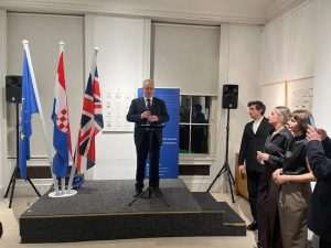 POSLJEDICE AGRESIJE KOJA JE ZADESILA HRVATSKU U BORBI ZA NEOVISNOST: Izložba „Behind the Sky“ u Londonu, posveta žrtvama i nestalima u Domovinskom ratu