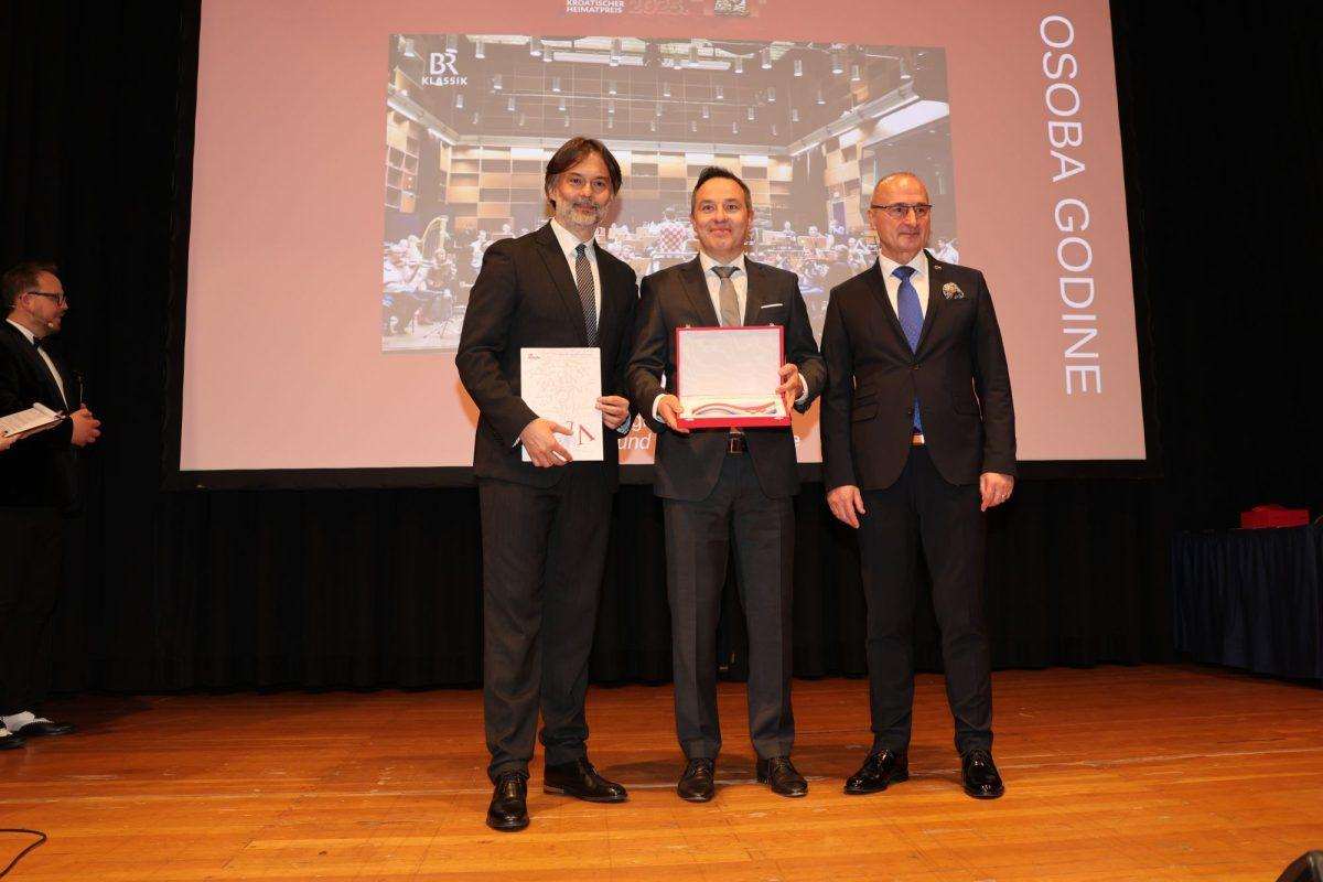 Ivan Repušić (u sredini) sa Draženom Klarićem i ministrom Gordanom Grlićem Radmanom u Bad Homburgu / Foto: Fenix (Željko Cindrić)