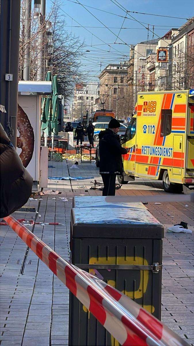 Hitna pomoć na mjestu gdje se vozač automobilom u Mannheimu zeletio u pješake i pobjegao / Foto: Anadolu