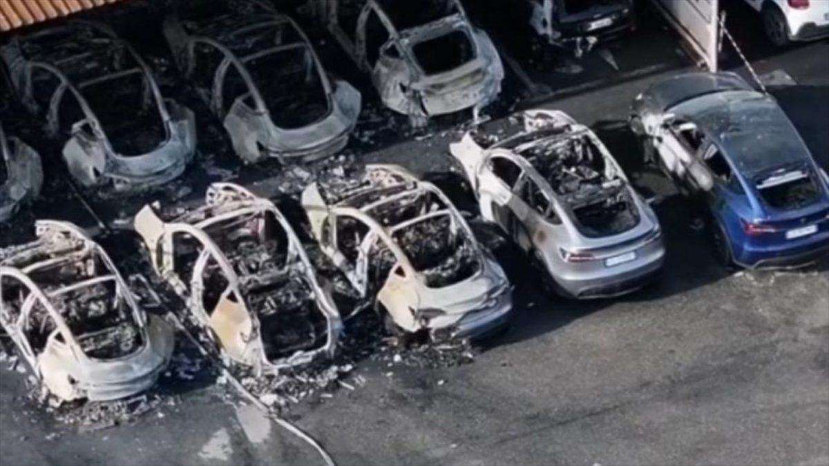 IZGORJELO 17 VOZILA: U Rimu rano jutros zapaljen salon Tesli Izgoreni automobili Tesla u Rimu / Foto: Anadolu