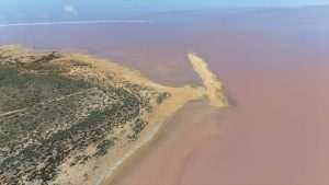 Jezero plijeni pozornost svojom bojom vode koja postaje ružičasta zbog porasta temperature i razmnožavanja alge / Foto: Anadolu