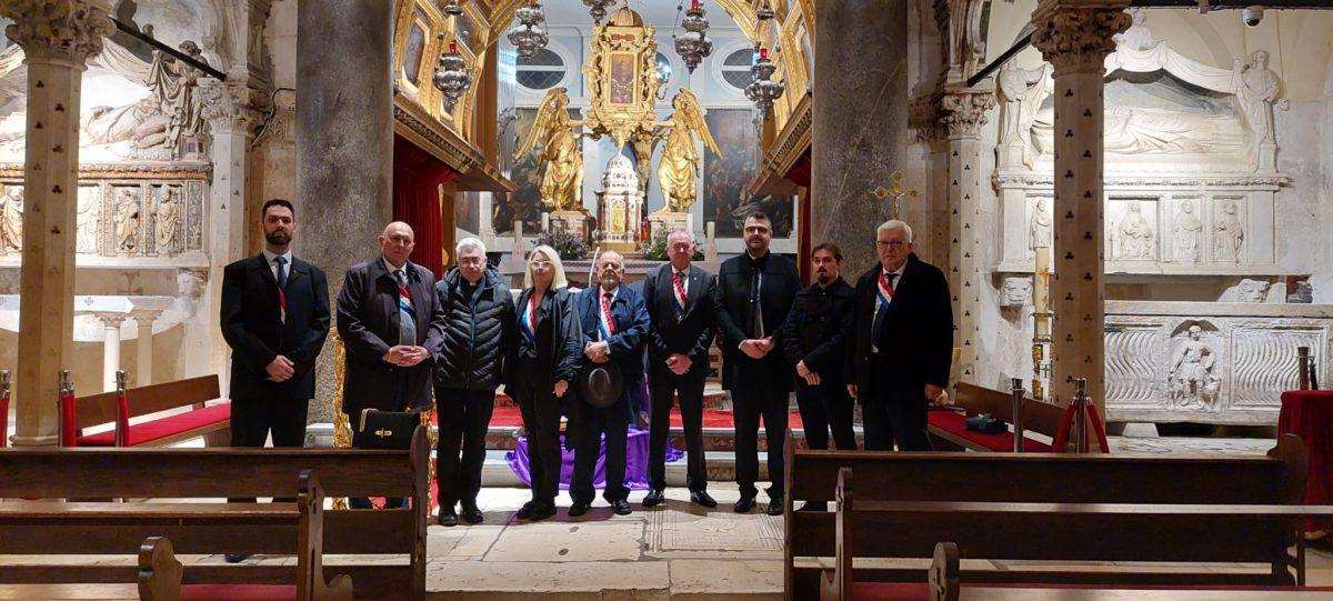 Splitski zmajevi sa župnikom don Antom Mateljanom/ Foto: HU Benedikt