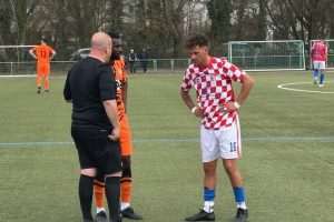 Stefano Amore u razgovoru sa sucem i igračem Germanije / Foto: Fenix (SIM)