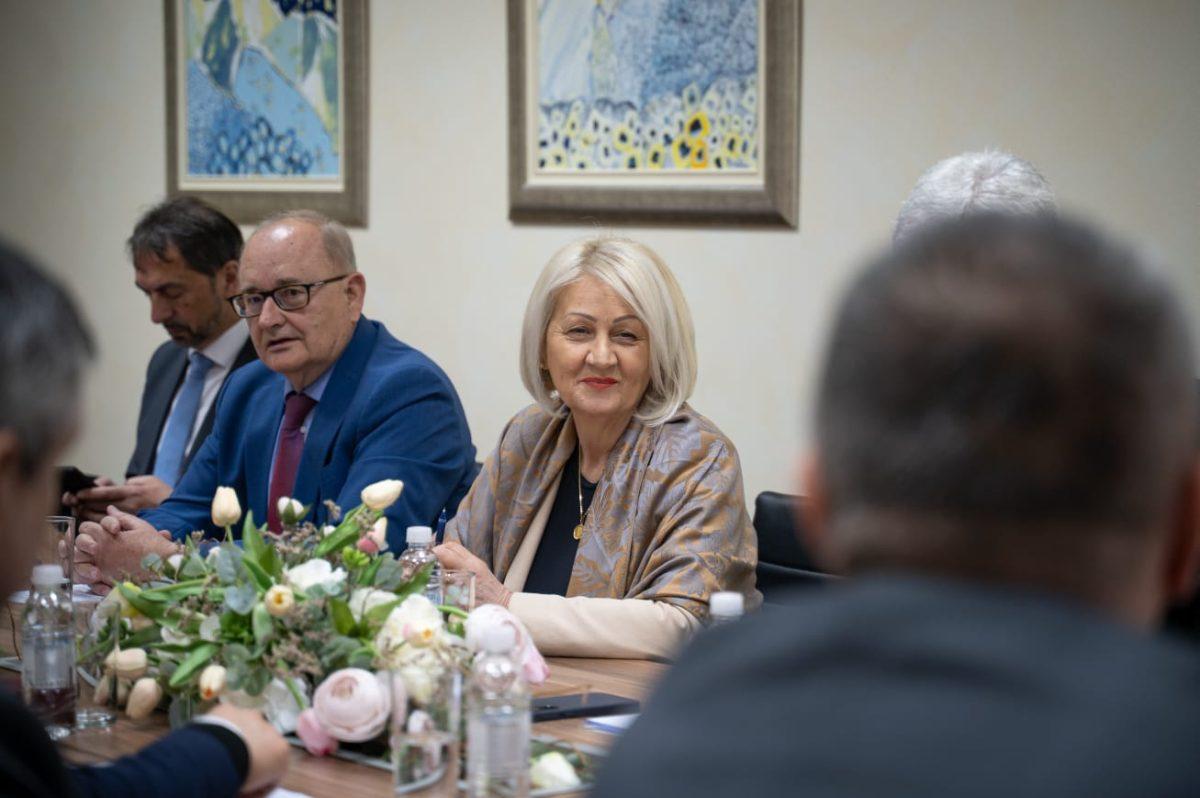 HNS-a BIH: Spriječiti daljnju eskalaciju napetosti, pristupanje izmjenama Izbornog zakona i trajnoj zaštiti prava Hrvata neodgodivo HNS-a BIH: Spriječiti daljnju eskalaciju napetosti, pristupanje izmjenama Izbornog zakona i trajnoj zaštiti prava Hrvata neodgodivo