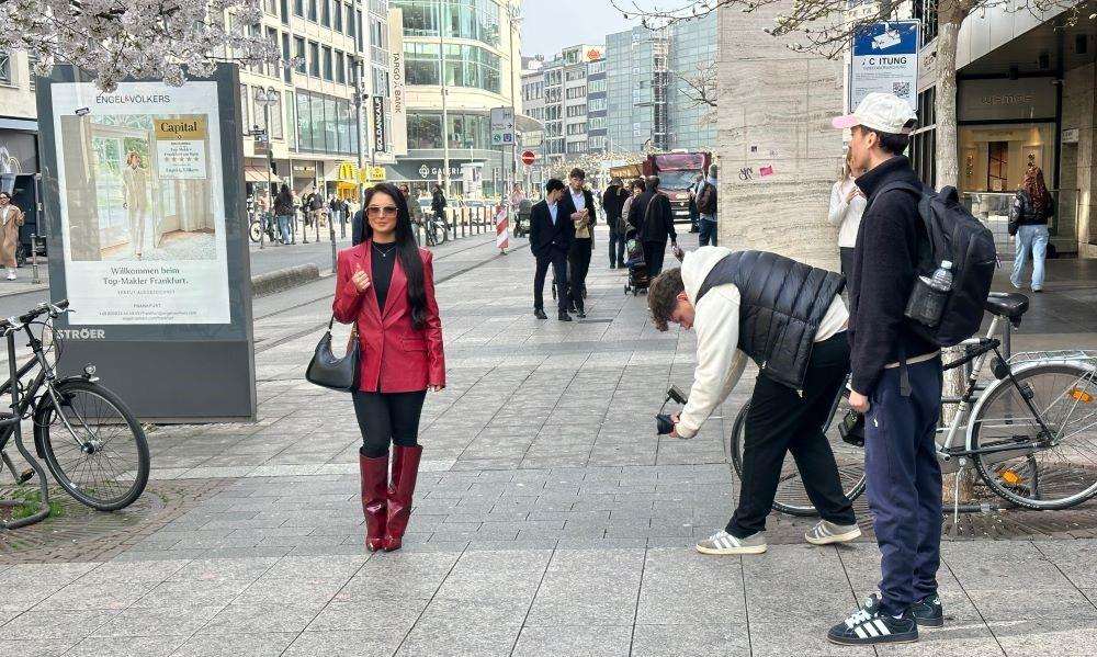 ZEIL U FRANKFURTU: Nekad je bilježila nevjerojatnih 13.000 posjetitelja na sat, danas je lijepe djevojke koriste i za video snimke i fotografije Snimanje mlade djevojke na Zeilu u Frankfurtu / Foto: Fenix (SIM)