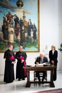 KNJIGA ŽALOSTI ZA NJEGOVOM SVETOŠĆU PAPOM FRANJOM: Njemački predsjednik Frank-Walter Steinmeier upisao se u knjigu žalosti u Apostolskoj nuncijaturi u Berlinu Njemački predsjednik Frank-Walter Steinmeier upisuje se u knjigu žalosti otvorenoj u Apstolskoj nuncijaturi u Berlinu / Foto: Fenix (A.N.B.)