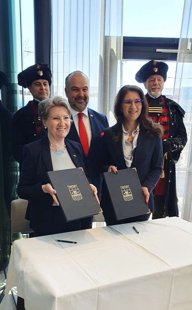 SPOMENDAN: U Austriji obilježena 354. obljetnica smrti Zrinskog i Frankopana. Gradovi Čakovec i Bečki Novigrad potpisali Povelju prijateljstva i suradnje Gradonačelnica Čakovca Cividini (desno) i dogradonačelnica Bečkog Novigrada Buchinger potpisale Povelju, veleposlanik Glunčić (sredina)