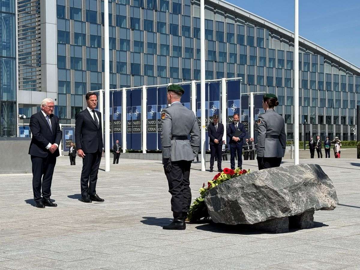 Njemački predsjednik Frank-Walter Steinmeier i glavni tajnik NATO-a Mark Rutte položili su vijenac na svečanosti u sjedištu NATO-a. Fotografija: Ansgar Haase/dpa