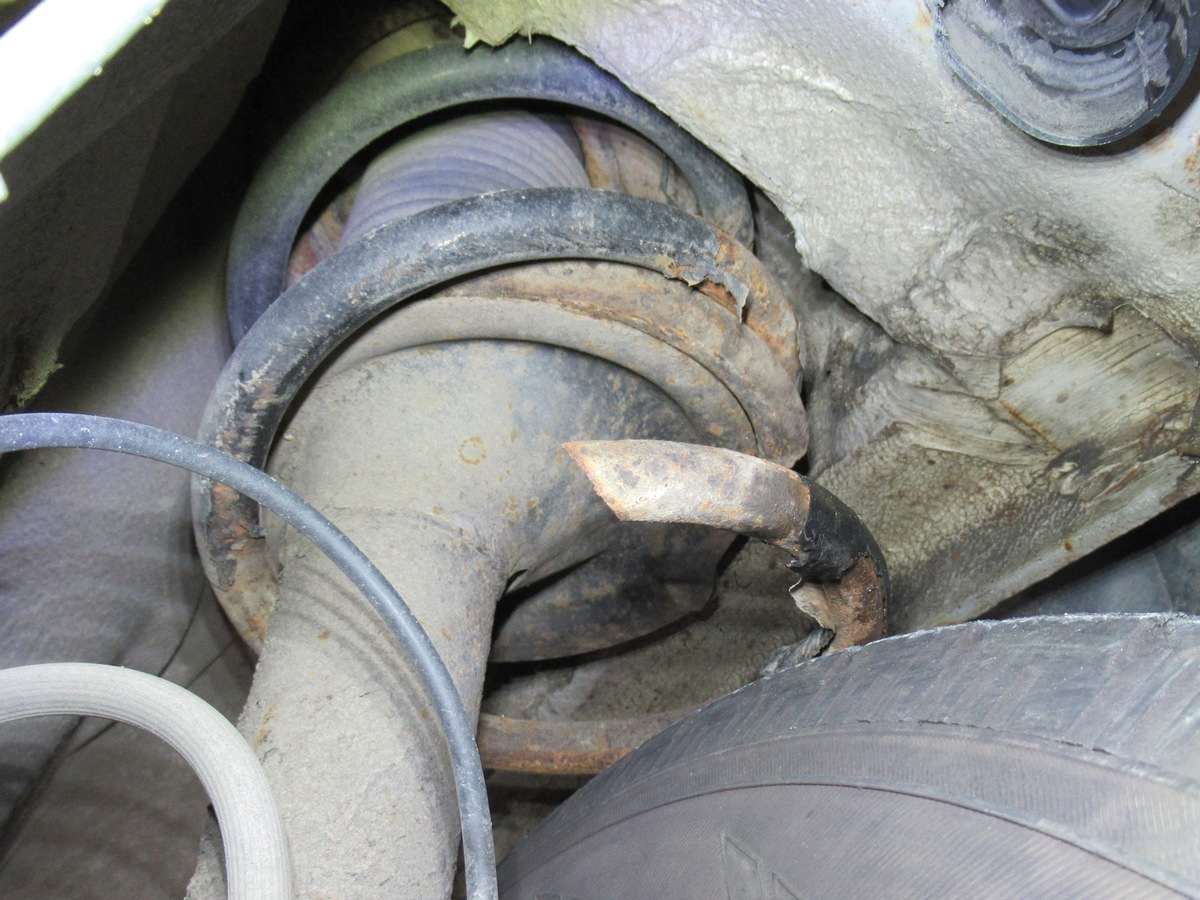 (FOTO) POLICIJA MU ZABRANILA VOŽNJU: Srbin vozio Ford Transit u lošem stanju po Njemačkoj Ford Transit / Foto: Polizei Bielefeld