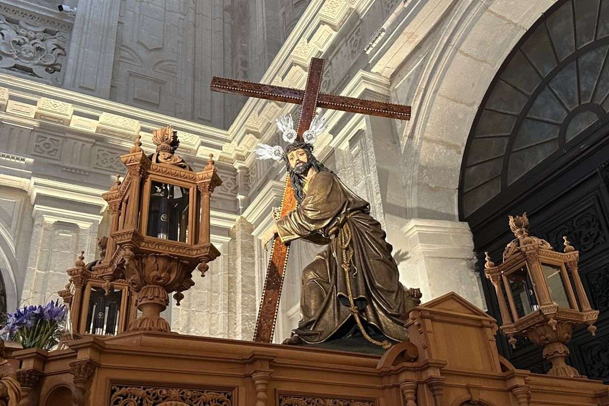 Kip u prirodnoj veličini Isusa Krista sa križem u rukama u katedrali u Sevilli / Foto: Fenix (SIM)