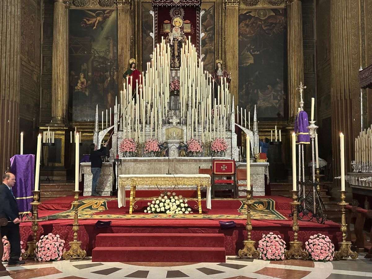 Oltar sa svijećama za Uskrs u katedrali u Sevilli / Foto: Fenix (SIM)