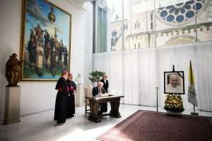 KNJIGA ŽALOSTI ZA NJEGOVOM SVETOŠĆU PAPOM FRANJOM: Njemački predsjednik Frank-Walter Steinmeier upisao se u knjigu žalosti u Apostolskoj nuncijaturi u Berlinu Njemački predsjednik Frank-Walter Steinmeier upisuje se u knjigu žalosti otvorenoj u Apstolskoj nuncijaturi u Berlinu / Foto: Fenix (A.N.B.)