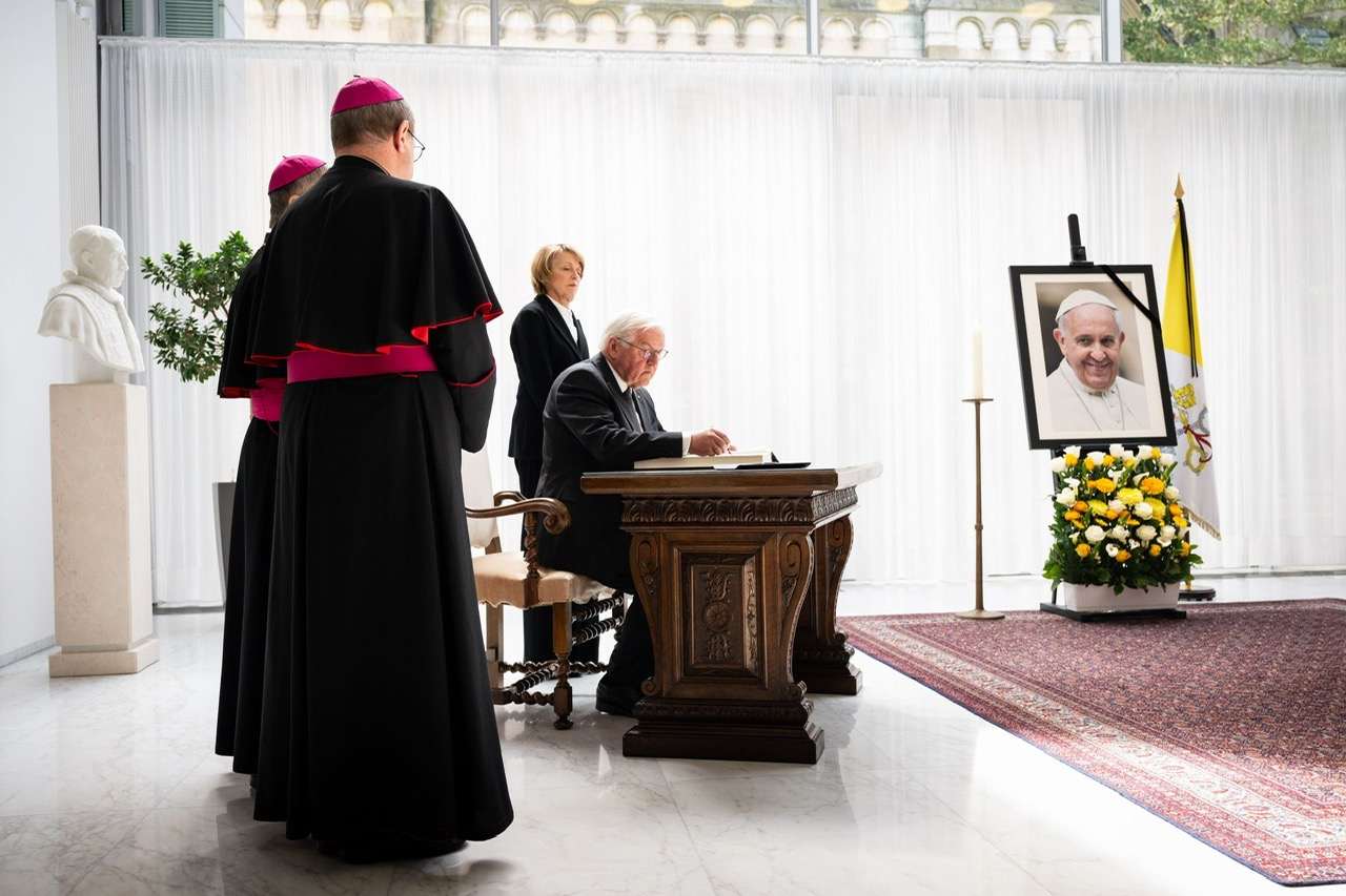 KNJIGA ŽALOSTI ZA NJEGOVOM SVETOŠĆU PAPOM FRANJOM: Njemački predsjednik Frank-Walter Steinmeier upisao se u knjigu žalosti u Apostolskoj nuncijaturi u Berlinu Njemački predsjednik Frank-Walter Steinmeier upisuje se u knjigu žalosti otvorenoj u Apstolskoj nuncijaturi u Berlinu / Foto: Fenix (A.N.B.)