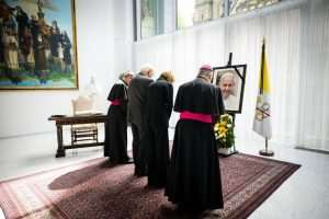 KNJIGA ŽALOSTI ZA NJEGOVOM SVETOŠĆU PAPOM FRANJOM: Njemački predsjednik Frank-Walter Steinmeier upisao se u knjigu žalosti u Apostolskoj nuncijaturi u Berlinu KNJIGA ŽALOSTI ZA NJEGOVOM SVETOŠĆU PAPOM FRANJOM: Njemački predsjednik Frank-Walter Steinmeier upisao se u knjigu žalosti u Apostolskoj nuncijaturi u Berlinu