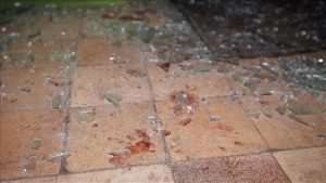 Krv i staklo na podu nakon masovnog ruskog napada bespilotnim letjelicama (ILUSTRACIJA) / Foto: Anadolu