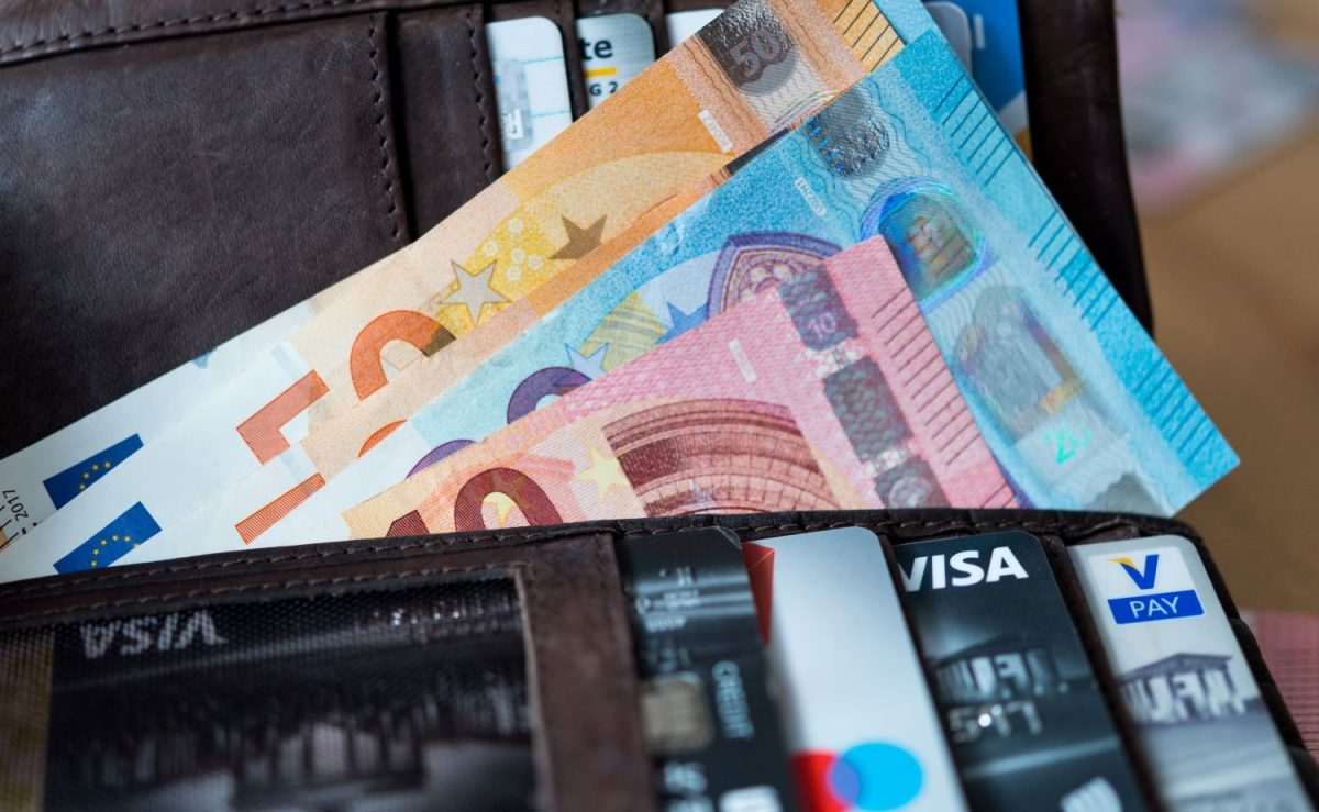 Cash oder Karte? Viele Deutsche nutzen beides / Foto: Monika Skolimowska/dpa-Zentralbild/dpa