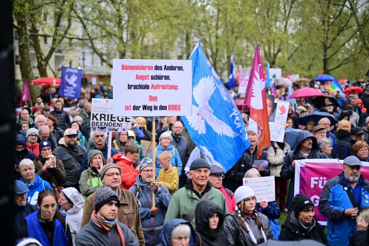 Teilnehmer stehen während der Demonstration «Ostermarsch 2025 - Wir sagen JA zum Frieden» auf dem Mariannenplatz in Berlin / Foto: Sebastian Christoph Gollnow/dpa