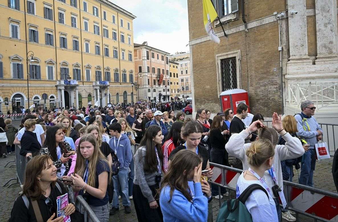 Hodočasnici u redu ispred Bazilike sv. Marije Velike u Rimu / Foto: Anadol