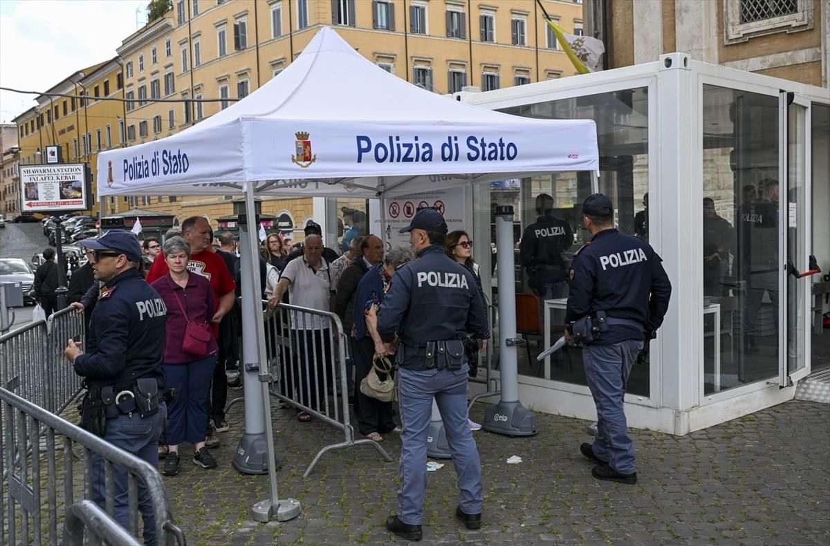 Talijanska policija ispred Bazilike sv. Marije Velike u Rimu / Foto: Anadolu