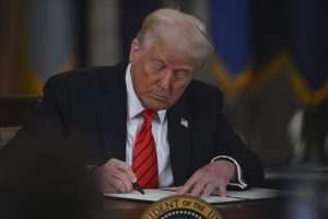 OD ČELNIKA EU-a DO AUSTRALIJE: Negodovanje, zabrinutost i najava protumjera na Trumpove globalne carine Američki predsjednik Donald Trump / Foto: Anadolu