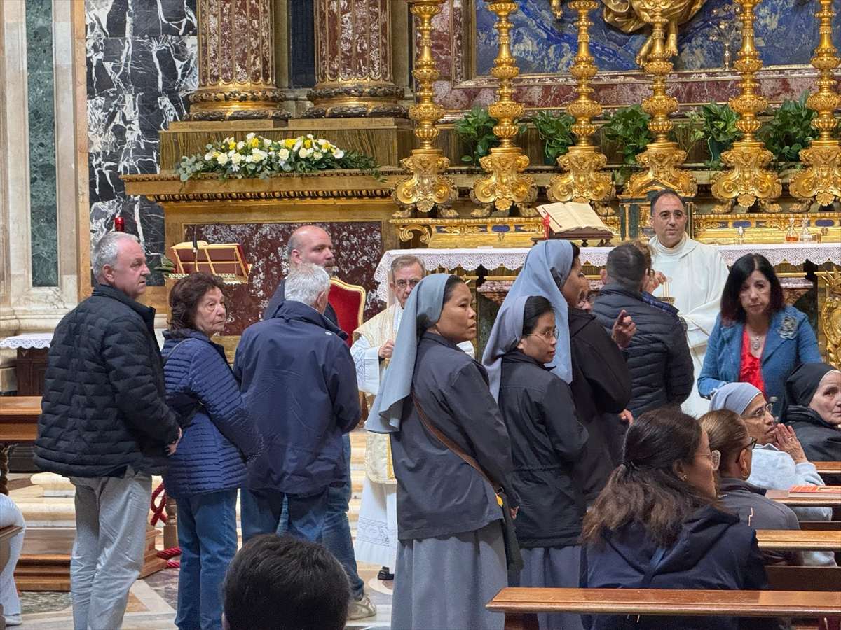 Vjernici u Vatikanu nakon smrti pape Franje/ Foto: Hina