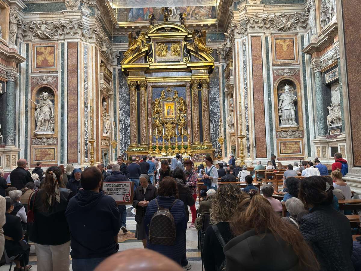 Vjernici u Vatikanu nakon smrti pape Franje/ Foto: Hina