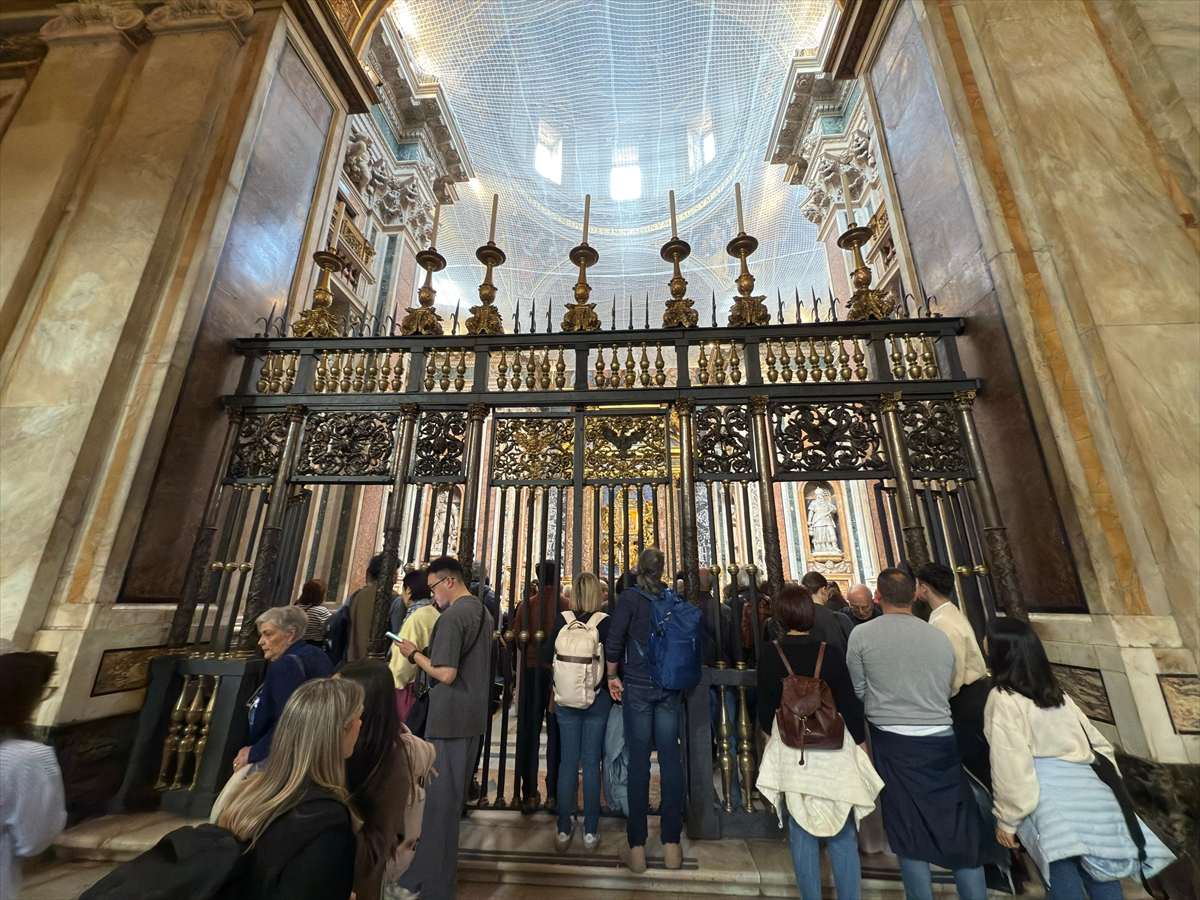 Vjernici u Vatikanu nakon smrti pape Franje/ Foto: Hina