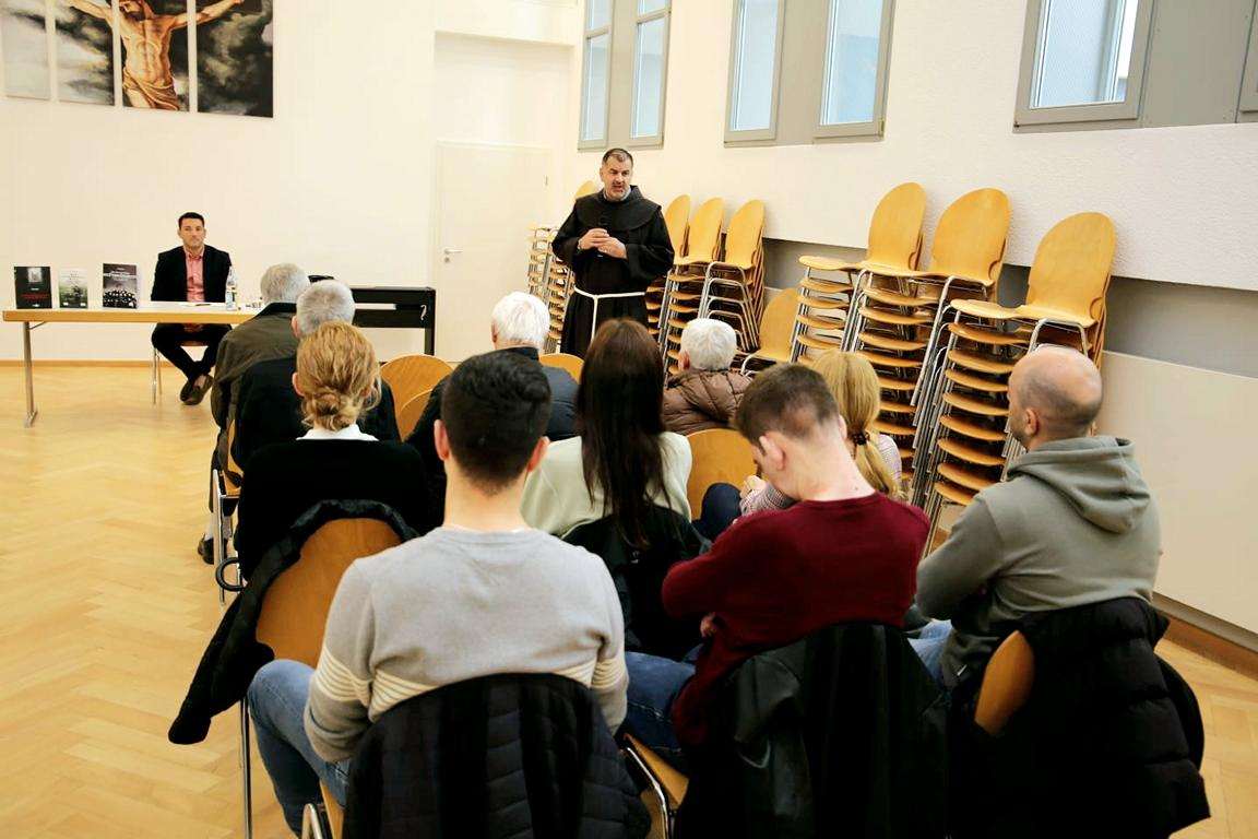 ZANIMLJIVA VEČER U STUTTGARTU: Predstavljena knjiga koja je privukla pozornost povjesničara, teologa i šire javnosti Predstavljanje knjige „Hercegovačka franjevačka provincija u Drugom svjetskom ratu i poraću“ u Stuttgartu/ Foto: Fenix (Željko Cindrić)