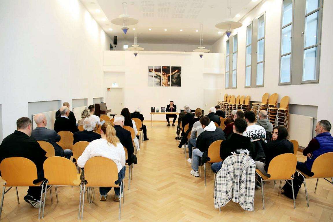 ZANIMLJIVA VEČER U STUTTGARTU: Predstavljena knjiga koja je privukla pozornost povjesničara, teologa i šire javnosti Predstavljanje knjige „Hercegovačka franjevačka provincija u Drugom svjetskom ratu i poraću“ u Stuttgartu/ Foto: Fenix (Željko Cindrić)