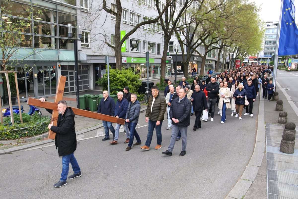 Hrvati u procesiji Velikog petka u Stuttgartu / Foto: Fenix (Željko Cindrić)