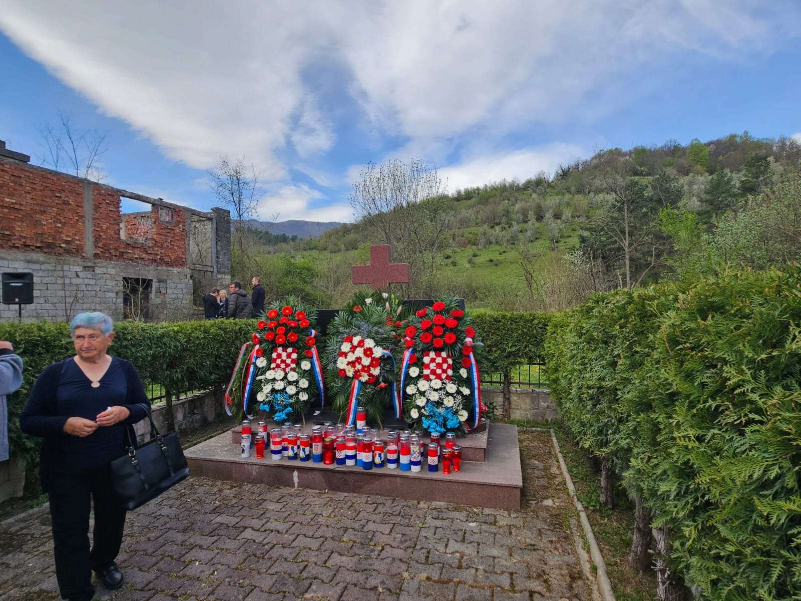 TRAGEDIJA KOJA JE OBILJEŽILA HRVATSKI NAROD U BIH: Izaslanstvo HNS-a BiH predvođeno Čovićem u Trusini nazočilo 32. obljetnici stradanja Hrvata Obljetnica zločina u Trusini/ Foto: HNS BIH