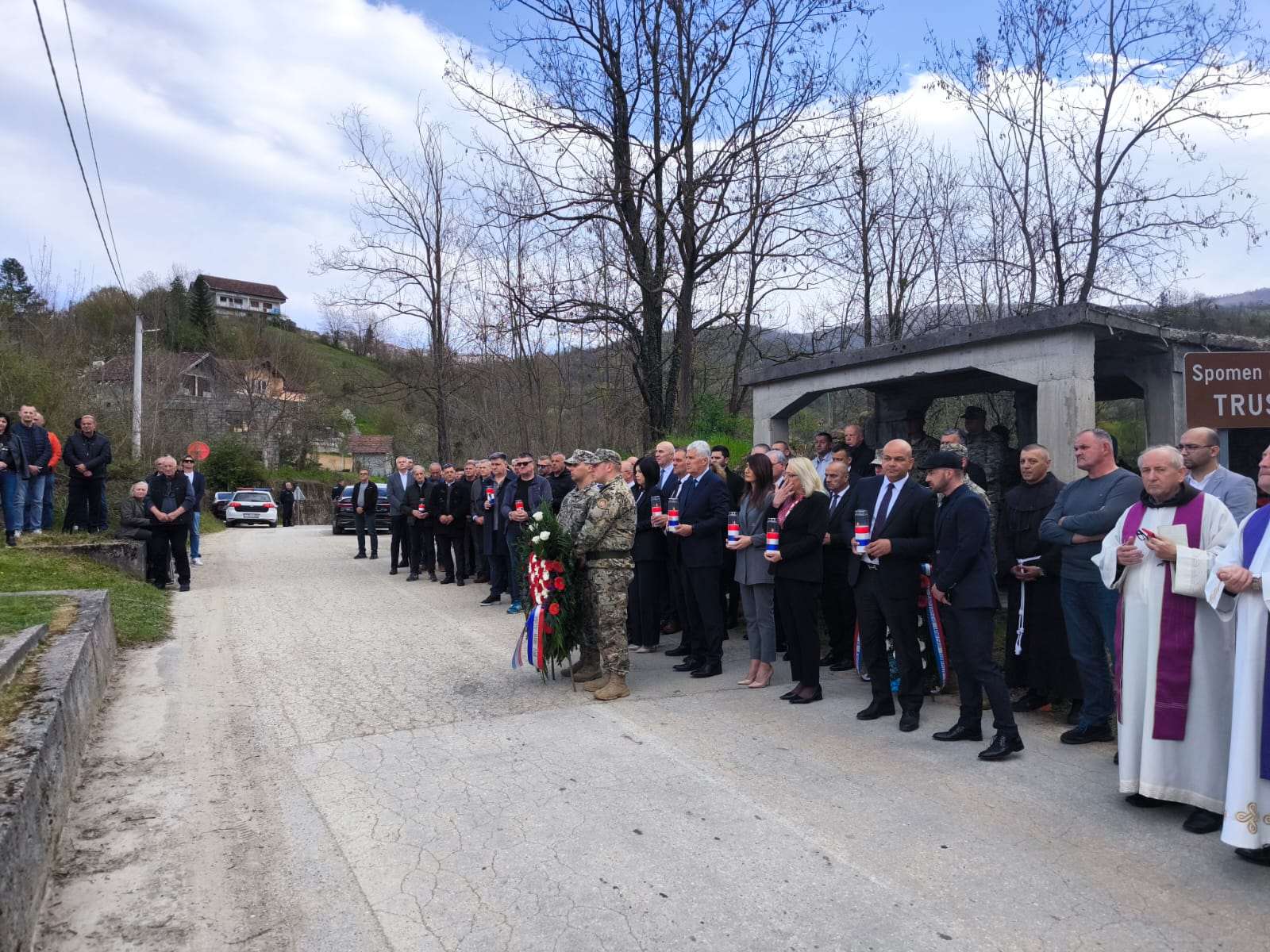 TRAGEDIJA KOJA JE OBILJEŽILA HRVATSKI NAROD U BIH: Izaslanstvo HNS-a BiH predvođeno Čovićem u Trusini nazočilo 32. obljetnici stradanja Hrvata Obljetnica zločina u Trusini/ Foto: HNS BIH