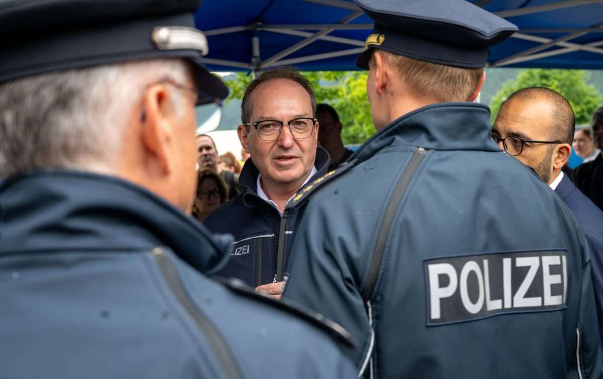 Bundesinnenminister Alexander Dobrindt mit Polizeibeamte / Foto: Peter Kneffel